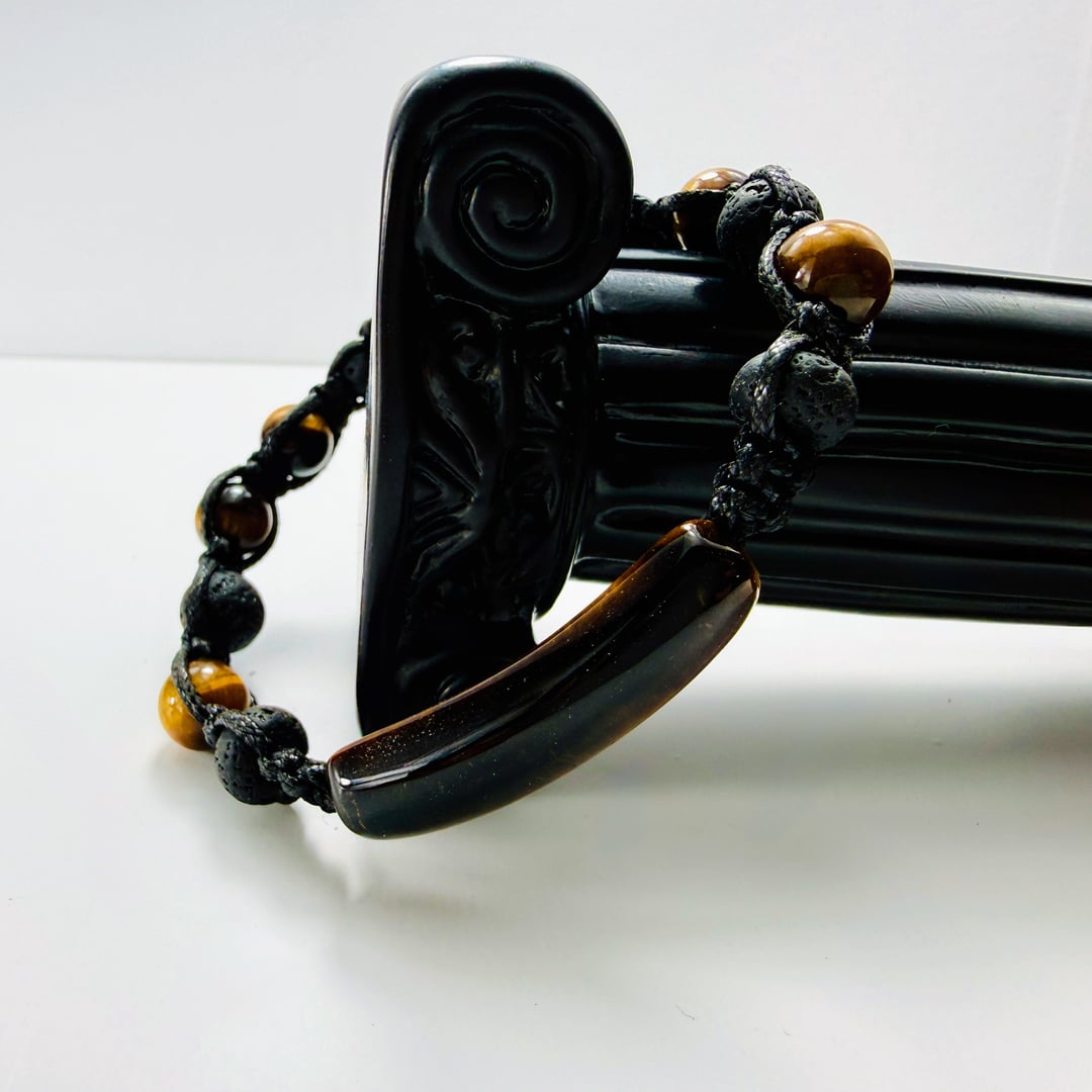 Geknüpftes Armband mit goldenem Tigerauge und porösen Lavasteinperlen – Bracelets – mit Silber, Onyx (Produktansicht)