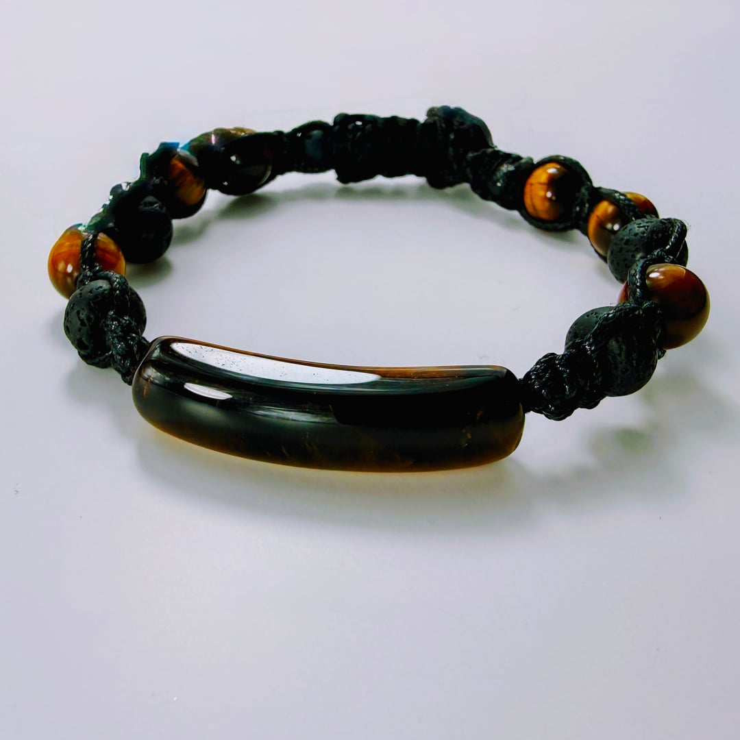 Geknüpftes Armband mit goldenem Tigerauge und porösen Lavasteinperlen – Bracelets – mit Silber, Onyx (Produktansicht)