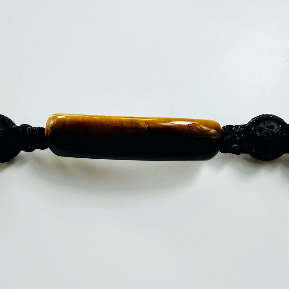 Geknüpftes Armband mit goldenem Tigerauge und porösen Lavasteinperlen – Bracelets – mit Silber, Onyx (Produktansicht)