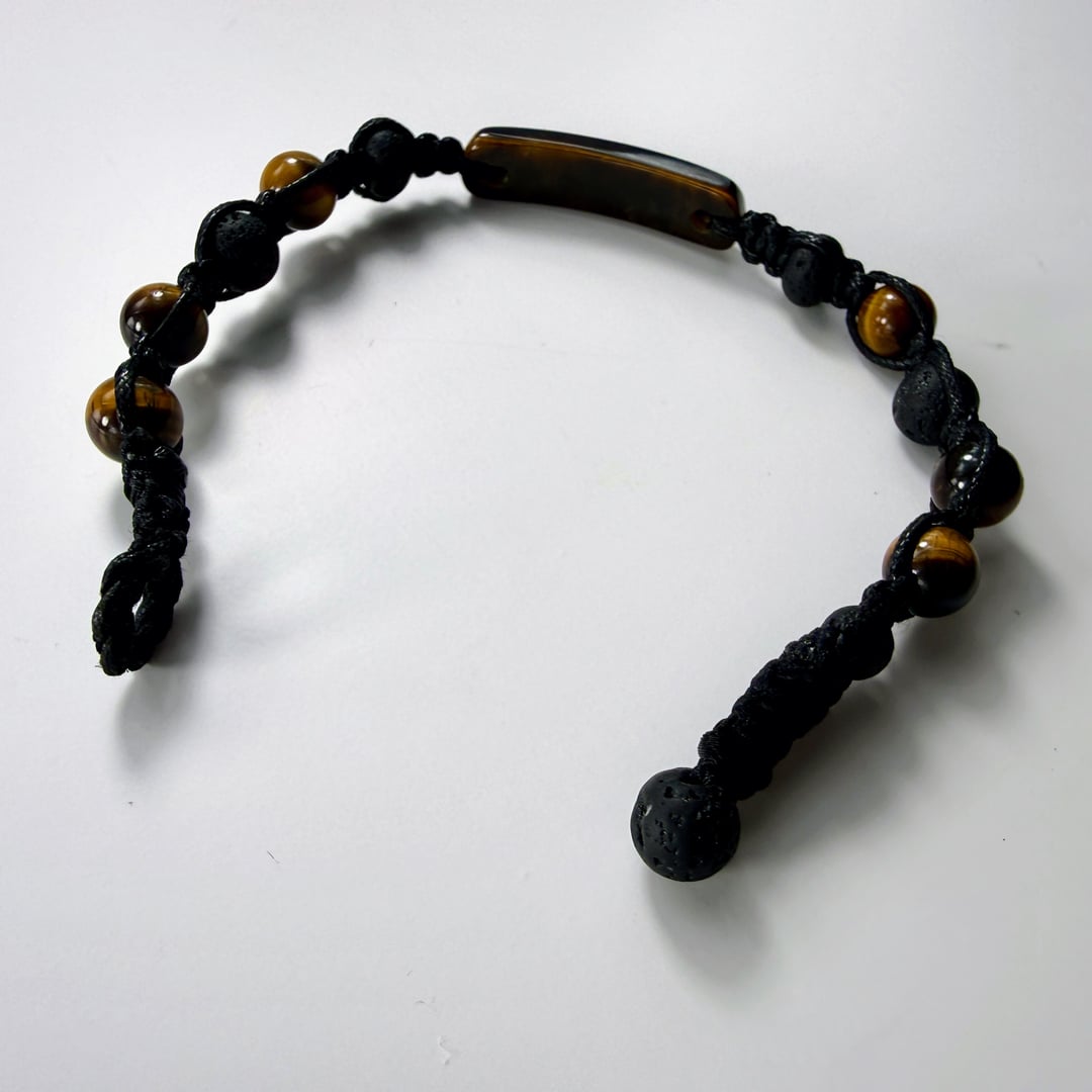 Geknüpftes Armband mit goldenem Tigerauge und porösen Lavasteinperlen – Produktabbildung 5