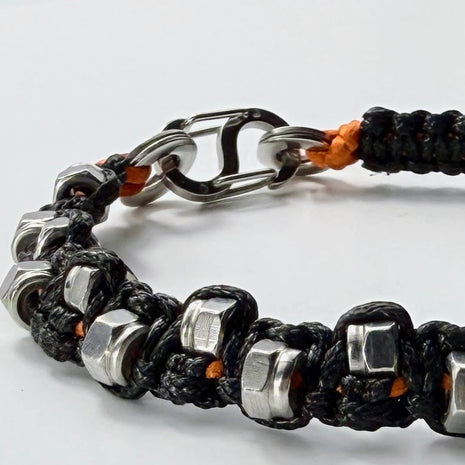 Geknüpftes Armband mit rostfreien Edelstahl-Muttern und Makramee – Bracelets – mit Silber (Produktansicht)