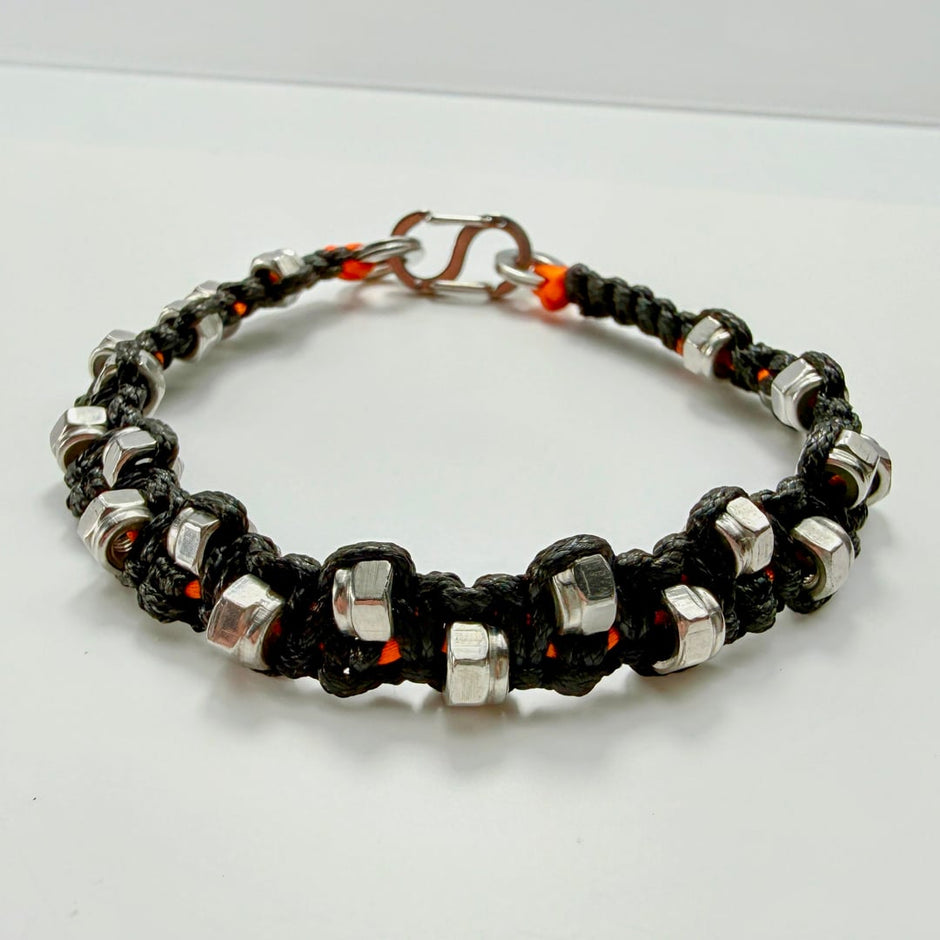 Geknüpftes Armband mit rostfreien Edelstahl-Muttern und Makramee – Bracelets – mit Silber (Produktansicht)