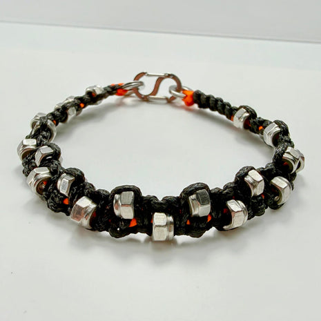 Geknüpftes Armband mit rostfreien Edelstahl-Muttern und Makramee – Bracelets – mit Silber (Produktansicht)