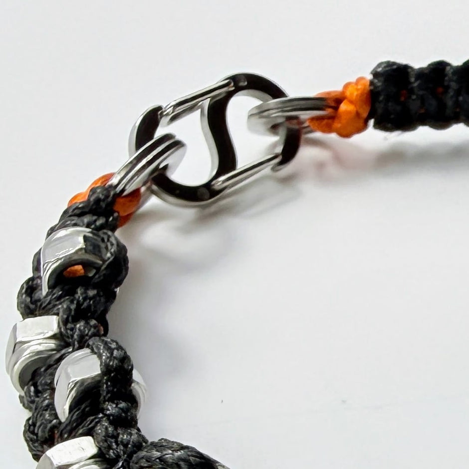 Geknüpftes Armband mit rostfreien Edelstahl-Muttern und Makramee – Produktabbildung 3