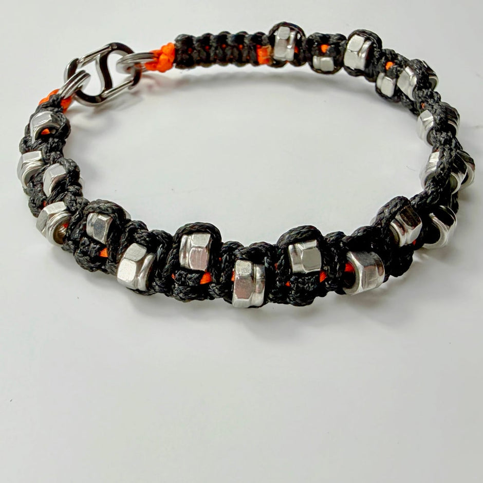 Geknüpftes Armband mit rostfreien Edelstahl-Muttern und Makramee – Produktabbildung 4