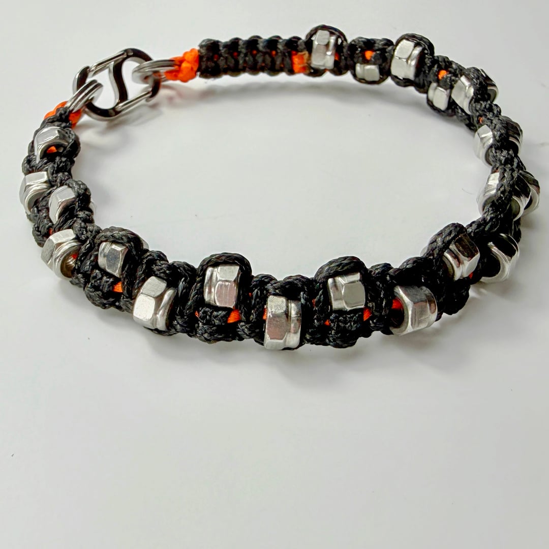 Geknüpftes Armband mit rostfreien Edelstahl-Muttern und Makramee – Produktabbildung 4