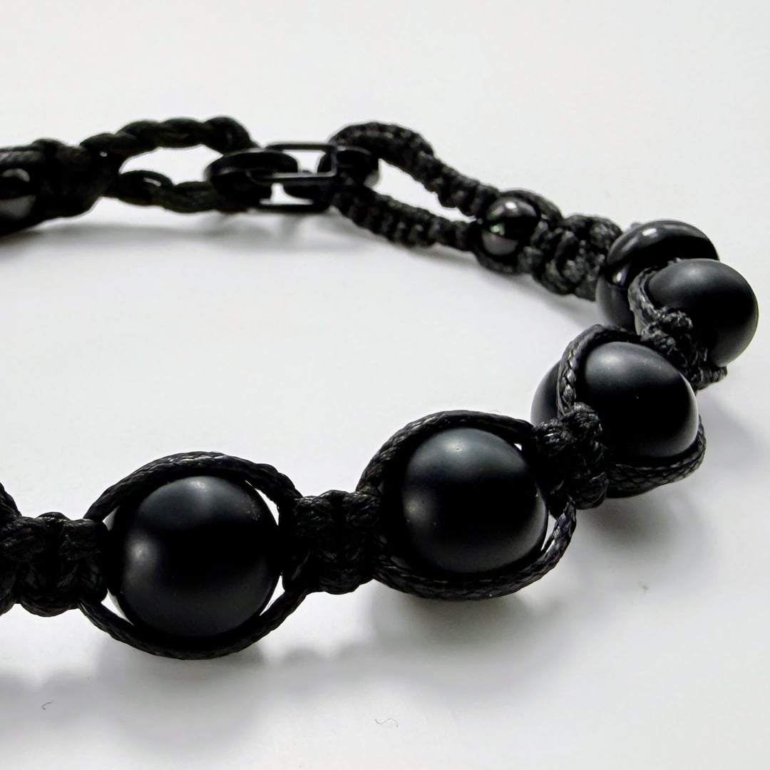 Geknüpftes Armband mit schwarzen Onyx-Perlen und Sanbella Makramee – Bracelets – mit Silber, Onyx (Produktansicht)