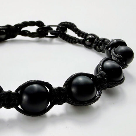 Geknüpftes Armband mit schwarzen Onyx-Perlen und Sanbella Makramee – Bracelets – mit Silber, Onyx (Produktansicht)