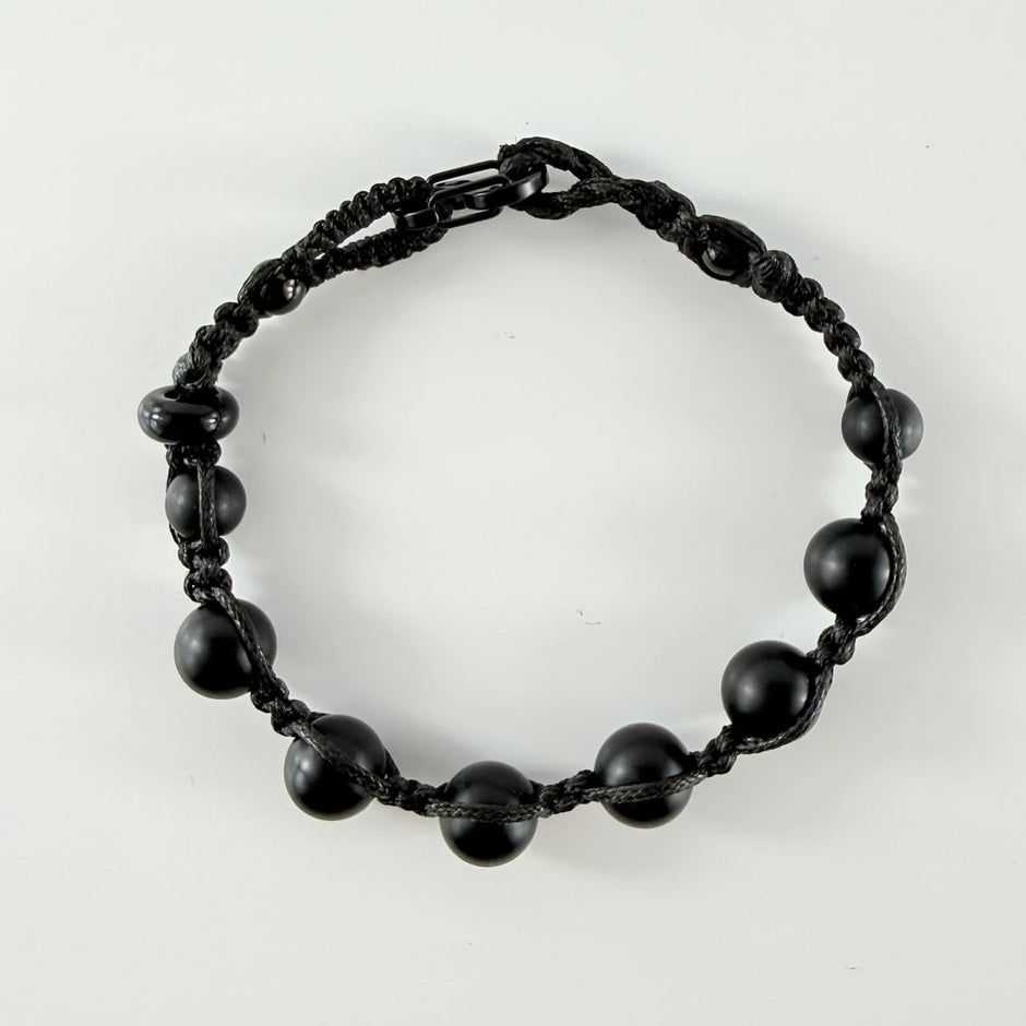 Geknüpftes Armband mit schwarzen Onyx-Perlen und Sanbella Makramee – Bracelets – mit Silber, Onyx (Produktansicht)