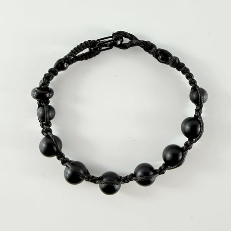 Geknüpftes Armband mit schwarzen Onyx-Perlen und Sanbella Makramee – Bracelets – mit Silber, Onyx (Produktansicht)