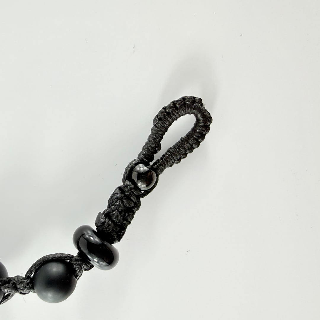 Geknüpftes Armband mit schwarzen Onyx-Perlen und Sanbella Makramee – Bracelets – mit Silber, Onyx (Produktansicht)