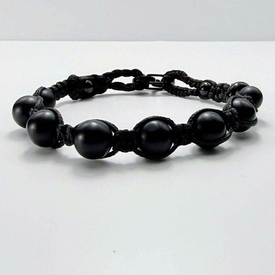 Geknüpftes Armband mit schwarzen Onyx-Perlen und Sanbella Makramee – Bracelets – mit Silber, Onyx (Produktansicht)