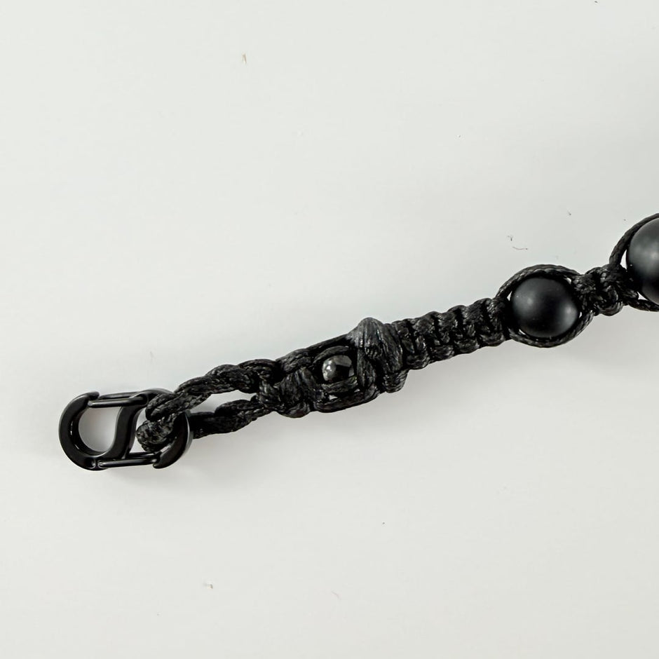 Geknüpftes Armband mit schwarzen Onyx-Perlen und Sanbella Makramee – Bracelets – mit Silber, Onyx (Produktansicht)