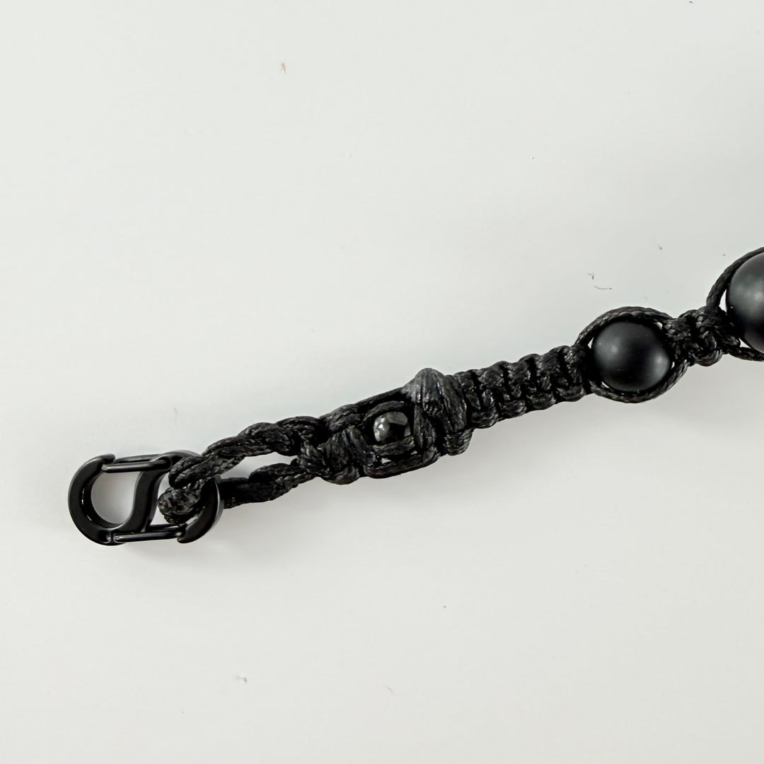 Geknüpftes Armband mit schwarzen Onyx-Perlen und Sanbella Makramee – Bracelets – mit Silber, Onyx (Produktansicht)