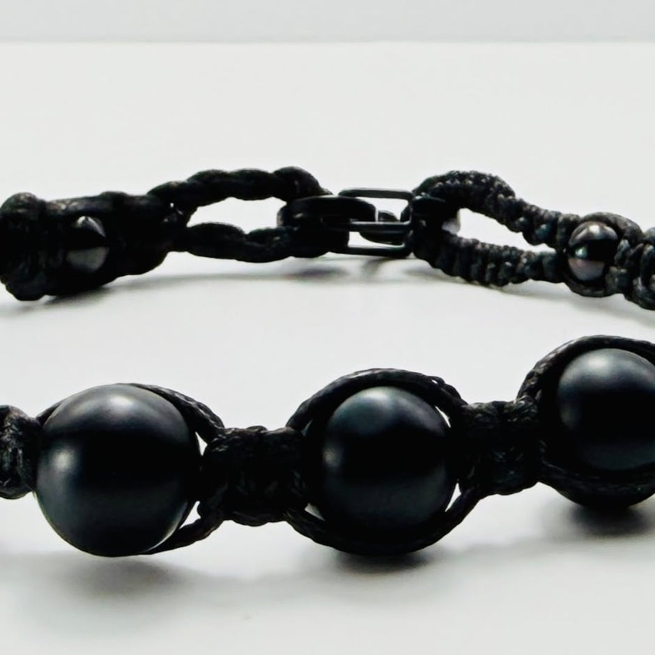 Geknüpftes Armband mit schwarzen Onyx-Perlen und Sanbella Makramee – Produktabbildung 6