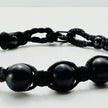 Geknüpftes Armband mit schwarzen Onyx-Perlen und Sanbella Makramee – Produktabbildung 6
