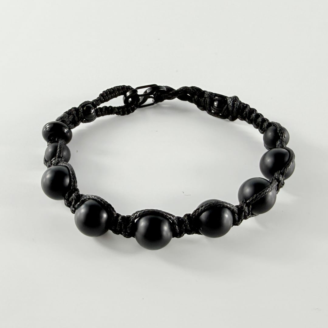 Geknüpftes Armband mit schwarzen Onyx-Perlen und Sanbella Makramee – Produktabbildung 7
