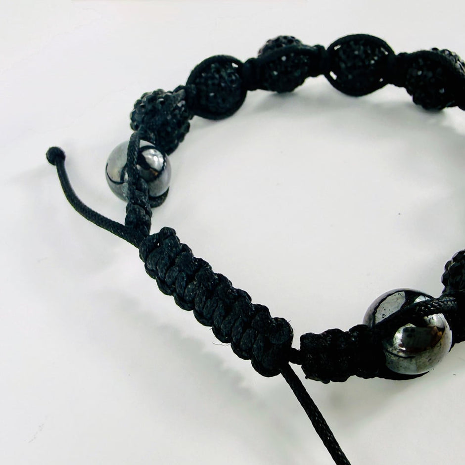 Geknüpftes Strassperlen-Armband mit Sambala-Makramee und Edelstahlperlen – Bracelets – mit Silber (Produktansicht)