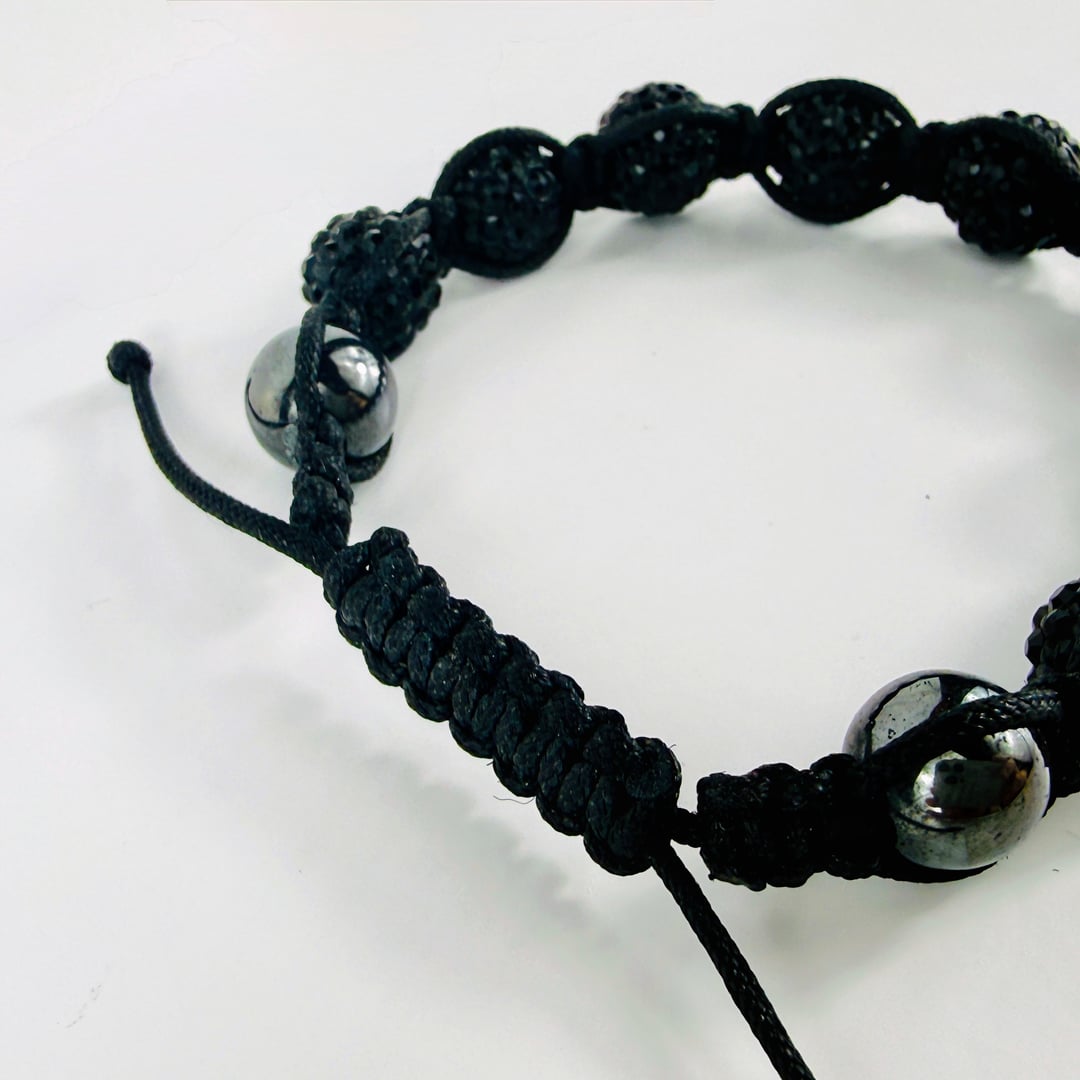 Geknüpftes Strassperlen-Armband mit Sambala-Makramee und Edelstahlperlen – Bracelets – mit Silber (Produktansicht)