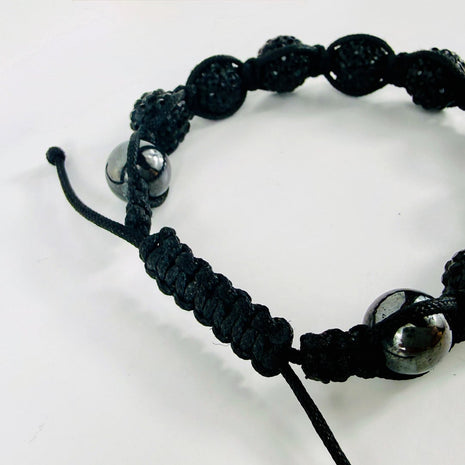 Geknüpftes Strassperlen-Armband mit Sambala-Makramee und Edelstahlperlen – Bracelets – mit Silber (Produktansicht)