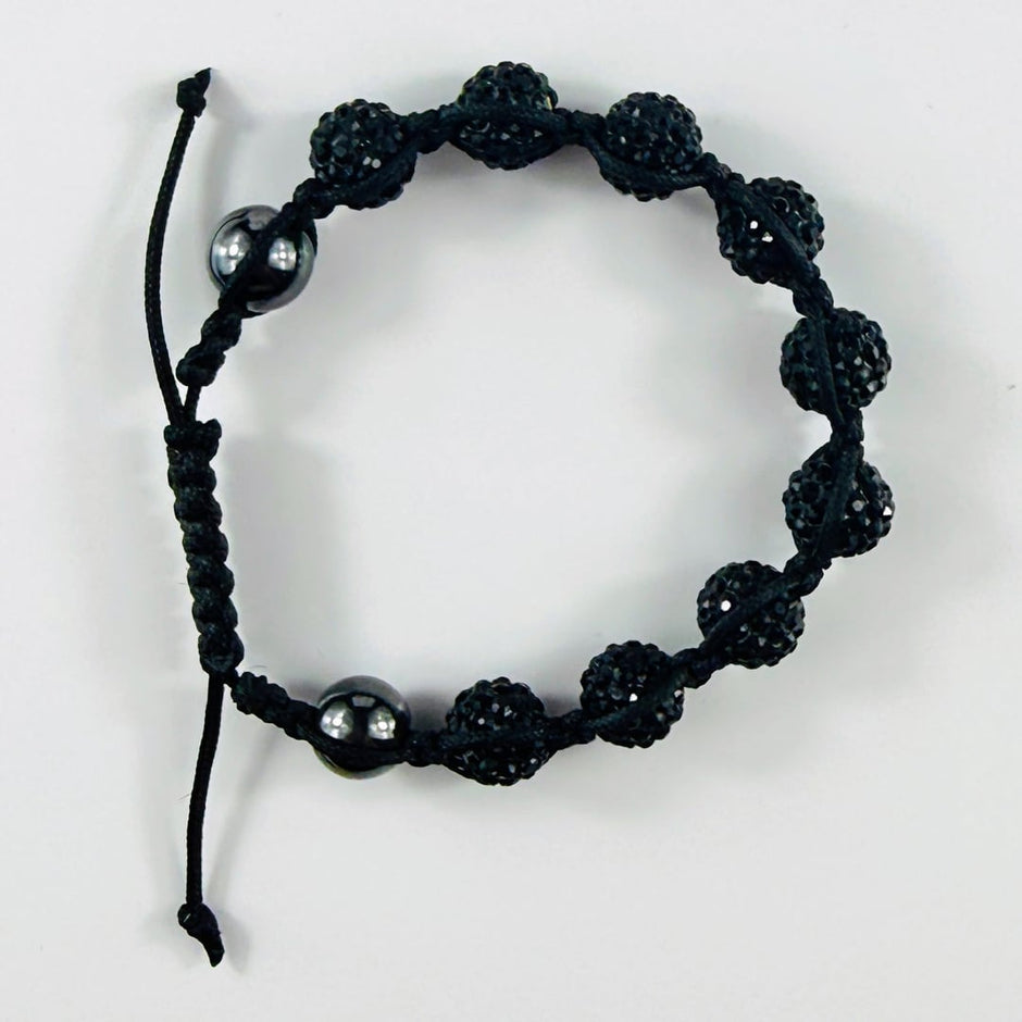 Geknüpftes Strassperlen-Armband mit Sambala-Makramee und Edelstahlperlen – Bracelets – mit Silber (Produktansicht)