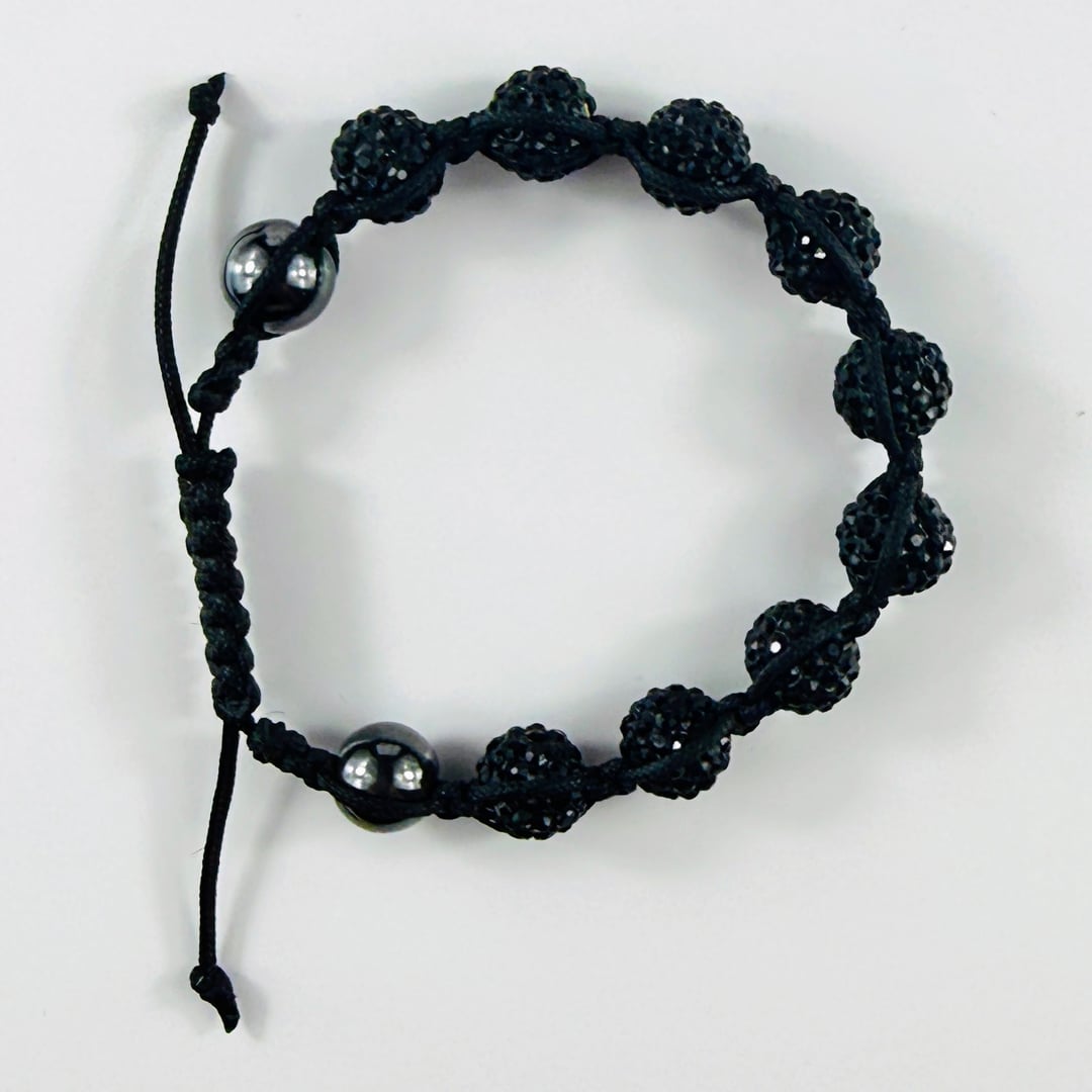 Geknüpftes Strassperlen-Armband mit Sambala-Makramee und Edelstahlperlen – Bracelets – mit Silber (Produktansicht)