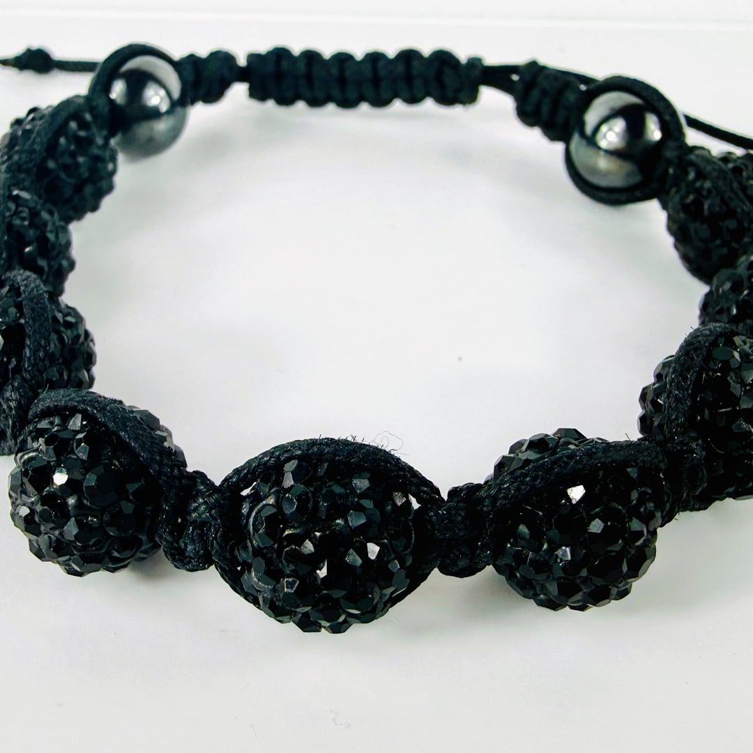 Geknüpftes Strassperlen-Armband mit Sambala-Makramee und Edelstahlperlen – Produktabbildung 4