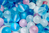 Bunte Glasperlen in Blau-, Rosa- und Weißtönen, vielseitig und elegant, erhältlich im ‚Style it yourself‘-Angebot von Elurea. Perfekt für kreatives und individuelles Schmuckdesign.