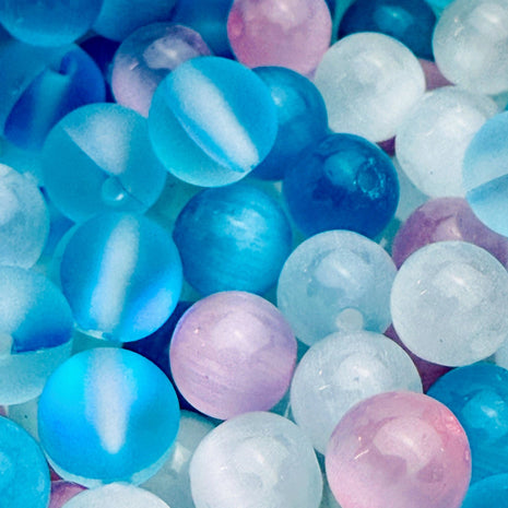 Bunte Glasperlen in Blau-, Rosa- und Weißtönen, vielseitig und elegant, erhältlich im ‚Style it yourself‘-Angebot von Elurea. Perfekt für kreatives und individuelles Schmuckdesign.