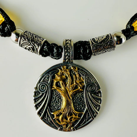 Handgeknüpfte Makramee-Kette mit funkelnden Citrin-Steinperlen, edlen Edelstahlelementen und einem kunstvoll verzierten Runenanhänger. Schweizer Schmuckstück, das Eleganz und Mystik verbindet.