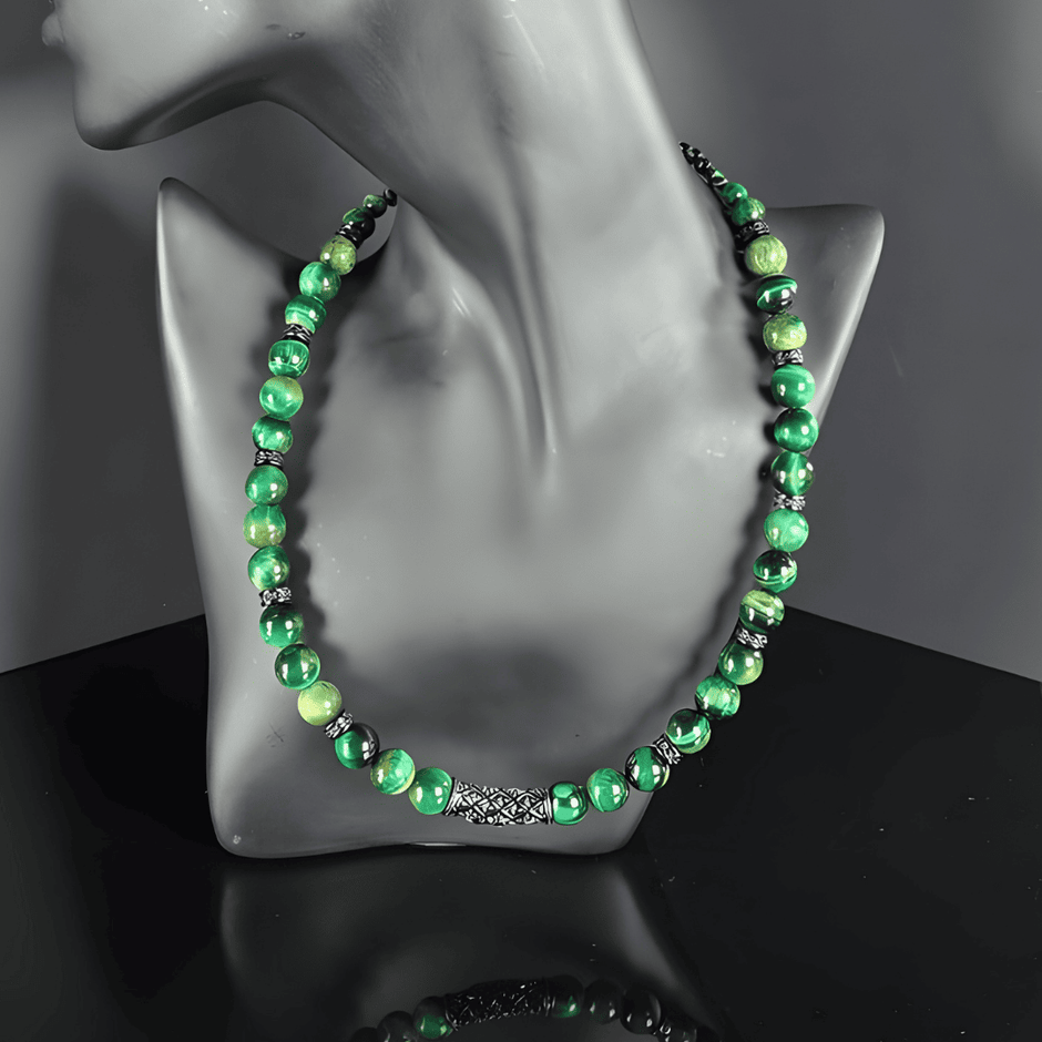 Handgefertigte Herrenhalskette aus grünen Tigeraugen-Perlen mit Edelstahl-Runenanhänger, gefertigt in der Schweiz. Ausdruck von Kraft, Eleganz und nordischer Mystik, perfekt für besondere Anlässe oder den Alltag.