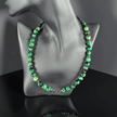 Handgefertigte Herrenhalskette aus grünen Tigeraugen-Perlen mit Edelstahl-Runenanhänger, gefertigt in der Schweiz. Ausdruck von Kraft, Eleganz und nordischer Mystik, perfekt für besondere Anlässe oder den Alltag.