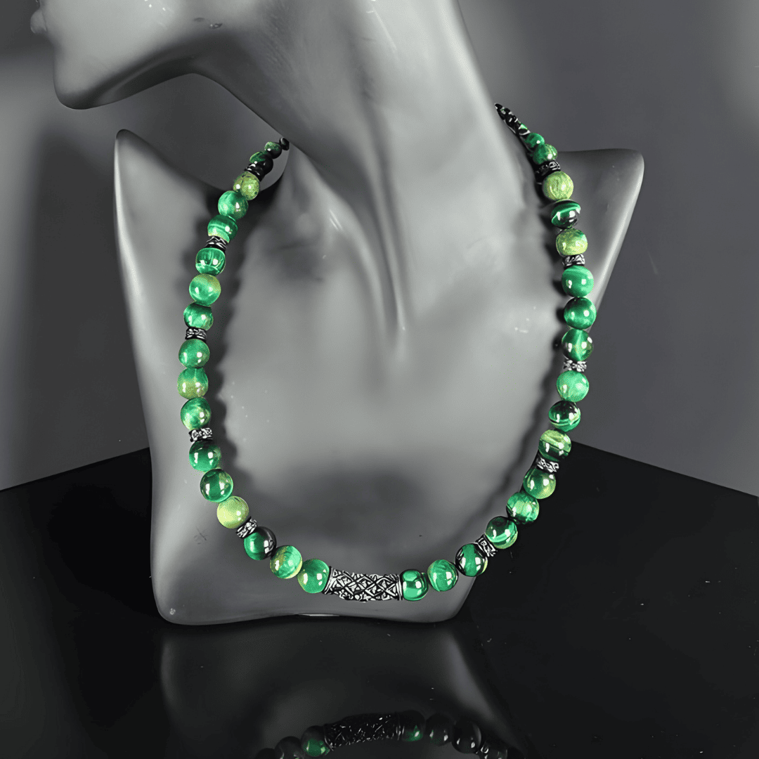Handgefertigte Herrenhalskette aus grünen Tigeraugen-Perlen mit Edelstahl-Runenanhänger, gefertigt in der Schweiz. Ausdruck von Kraft, Eleganz und nordischer Mystik, perfekt für besondere Anlässe oder den Alltag.