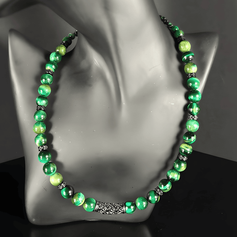 Handgefertigte Herrenhalskette aus grünen Tigeraugen-Perlen mit Edelstahl-Runenanhänger, gefertigt in der Schweiz. Ausdruck von Kraft, Eleganz und nordischer Mystik, perfekt für besondere Anlässe oder den Alltag.
