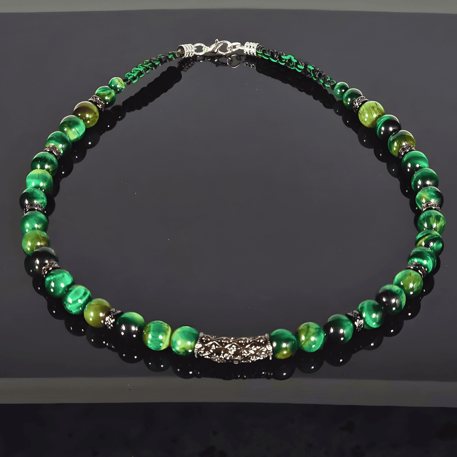Handgefertigte Herrenhalskette aus grünen Tigeraugen-Perlen mit Edelstahl-Runenanhänger, gefertigt in der Schweiz. Ausdruck von Kraft, Eleganz und nordischer Mystik, perfekt für besondere Anlässe oder den Alltag.