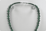 Handgefertigte Herrenhalskette aus grünen Tigeraugen-Perlen mit Edelstahl-Runenanhänger, gefertigt in der Schweiz. Ausdruck von Kraft, Eleganz und nordischer Mystik, perfekt für besondere Anlässe oder den Alltag.