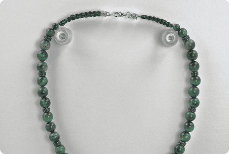 Handgefertigte Herrenhalskette aus grünen Tigeraugen-Perlen mit Edelstahl-Runenanhänger, gefertigt in der Schweiz. Ausdruck von Kraft, Eleganz und nordischer Mystik, perfekt für besondere Anlässe oder den Alltag.