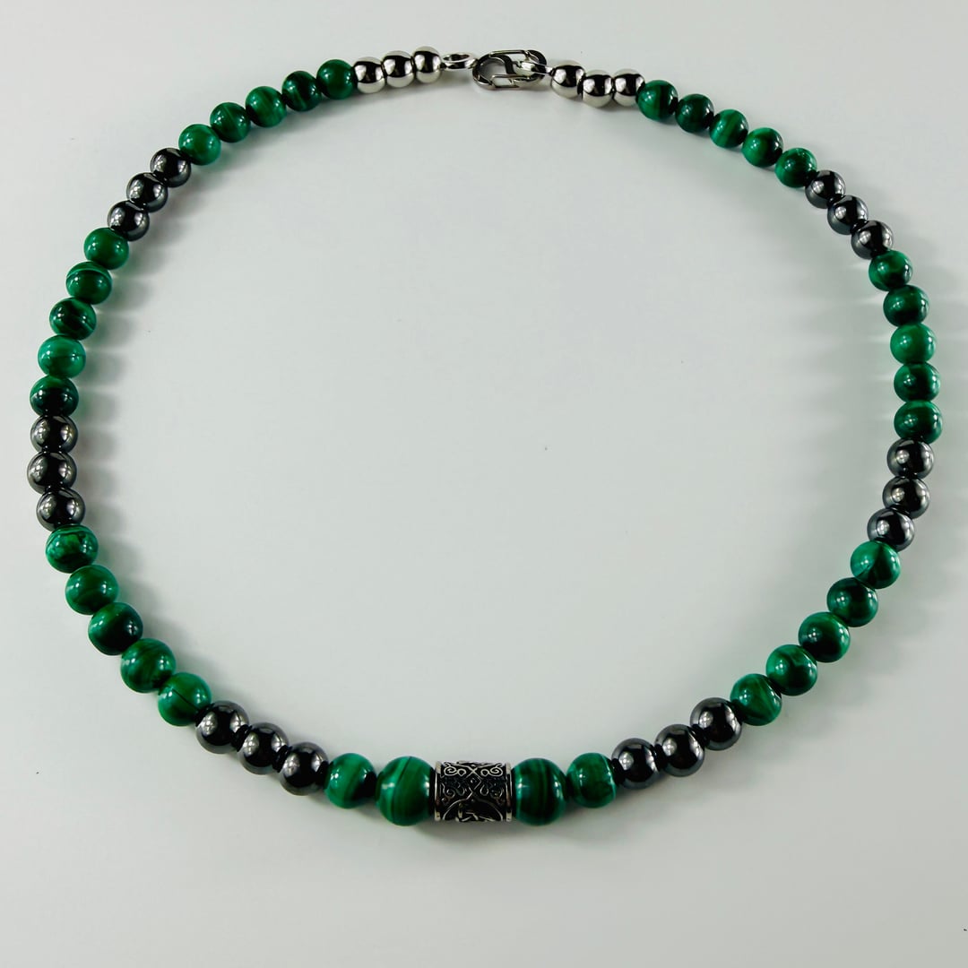 Halskette mit grünen Malachit und schwarzen Hämatit-Perlen und einem Runen-Highlight – Halsketten – mit Onyx, Silber (Produk…