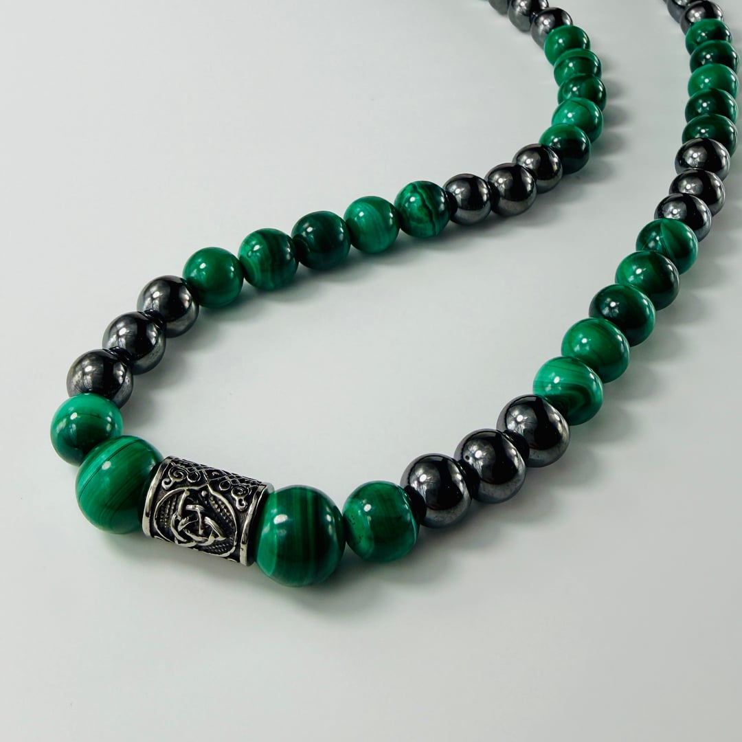 Halskette mit grünen Malachit und schwarzen Hämatit-Perlen und einem Runen-Highlight – Halsketten – mit Onyx, Silber (Produk…
