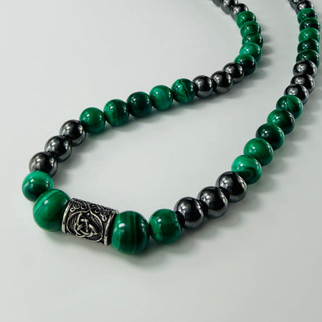 Halskette mit grünen Malachit und schwarzen Hämatit-Perlen und einem Runen-Highlight – Halsketten – mit Onyx, Silber (Produk…