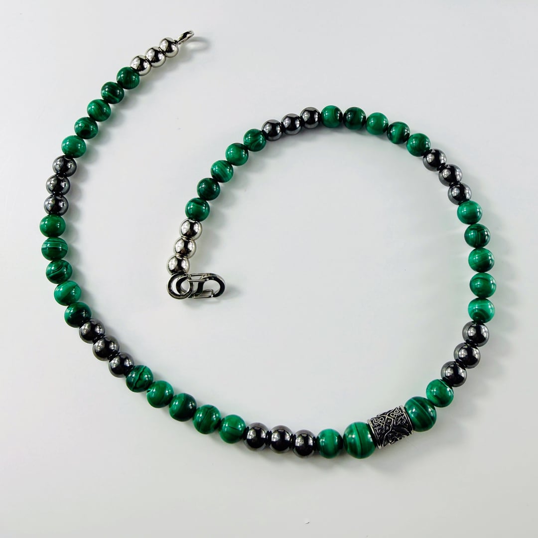 Halskette mit grünen Malachit und schwarzen Hämatit-Perlen und einem Runen-Highlight – Halsketten – mit Onyx, Silber (Produk…