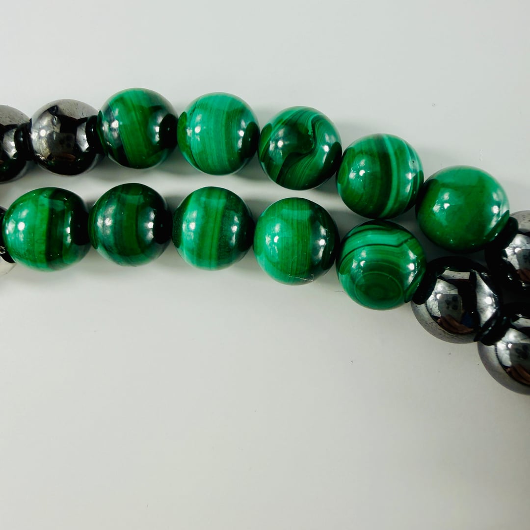 Halskette mit grünen Malachit und schwarzen Hämatit-Perlen und einem Runen-Highlight – Halsketten – mit Onyx, Silber (Produk…