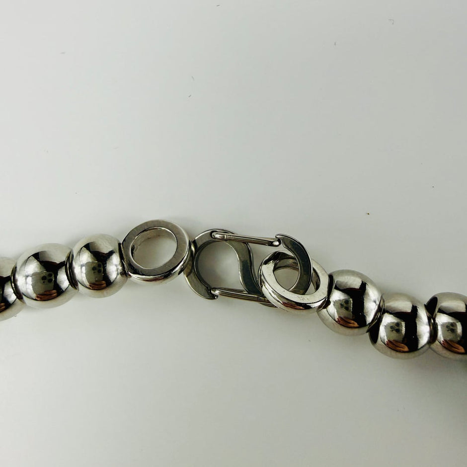 Halskette mit grünen Malachit und schwarzen Hämatit-Perlen und einem Runen-Highlight – Produktabbildung 6