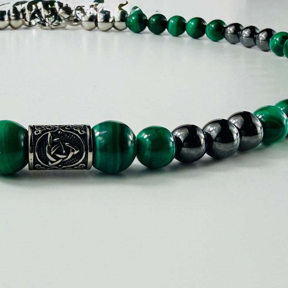 Halskette mit grünen Malachit und schwarzen Hämatit-Perlen und einem Runen-Highlight – Produktabbildung 7
