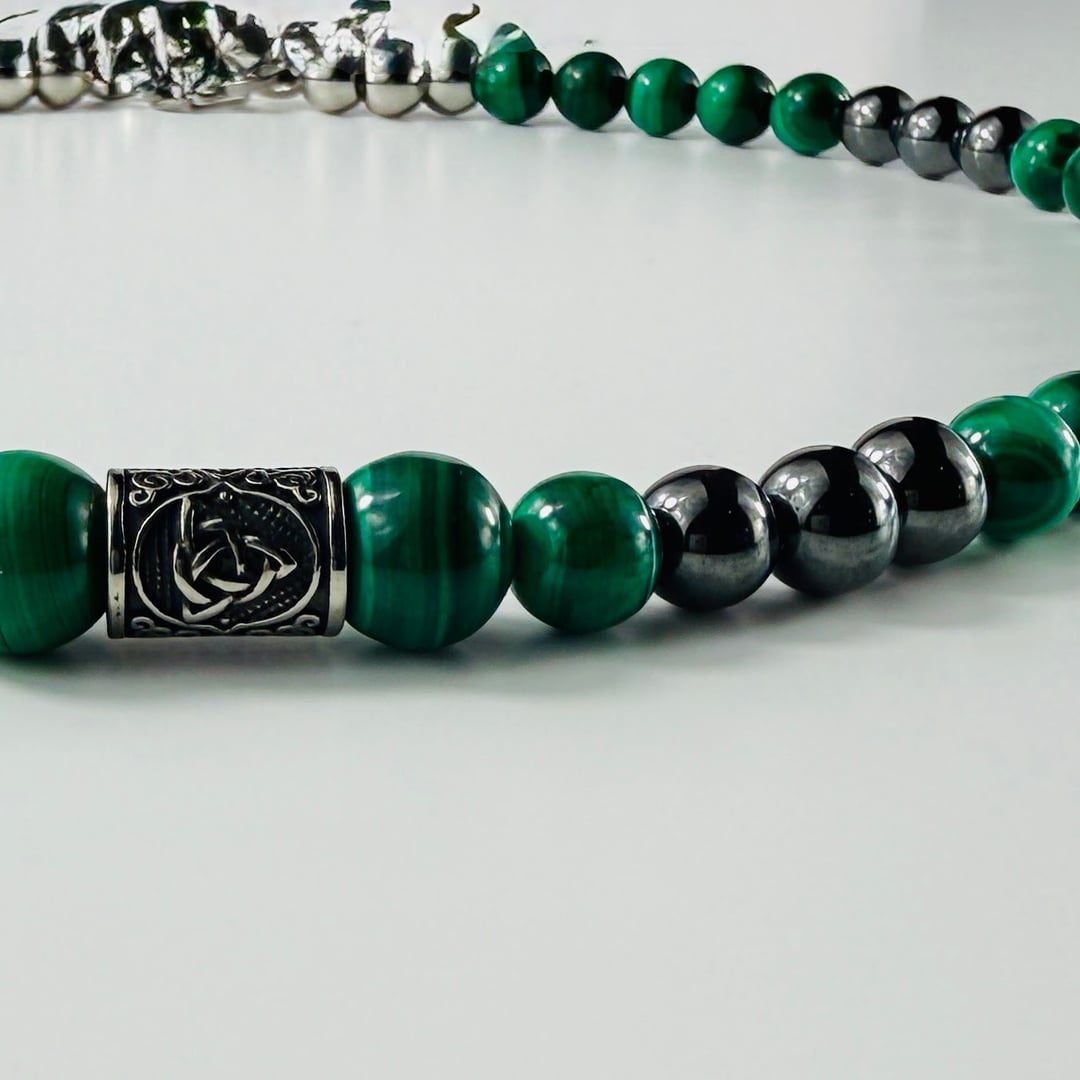 Halskette mit grünen Malachit und schwarzen Hämatit-Perlen und einem Runen-Highlight – Produktabbildung 7