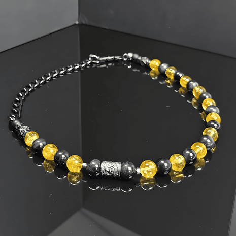 Herren Halskette mit Citrin- und Achat-Steinperlen, kombiniert mit schwarzer Edelstahlkette und asymmetrischem Design, handgefertigt in der Schweiz. Modern, langlebig und stilvoll – perfekt für lässige oder elegante Anlässe.