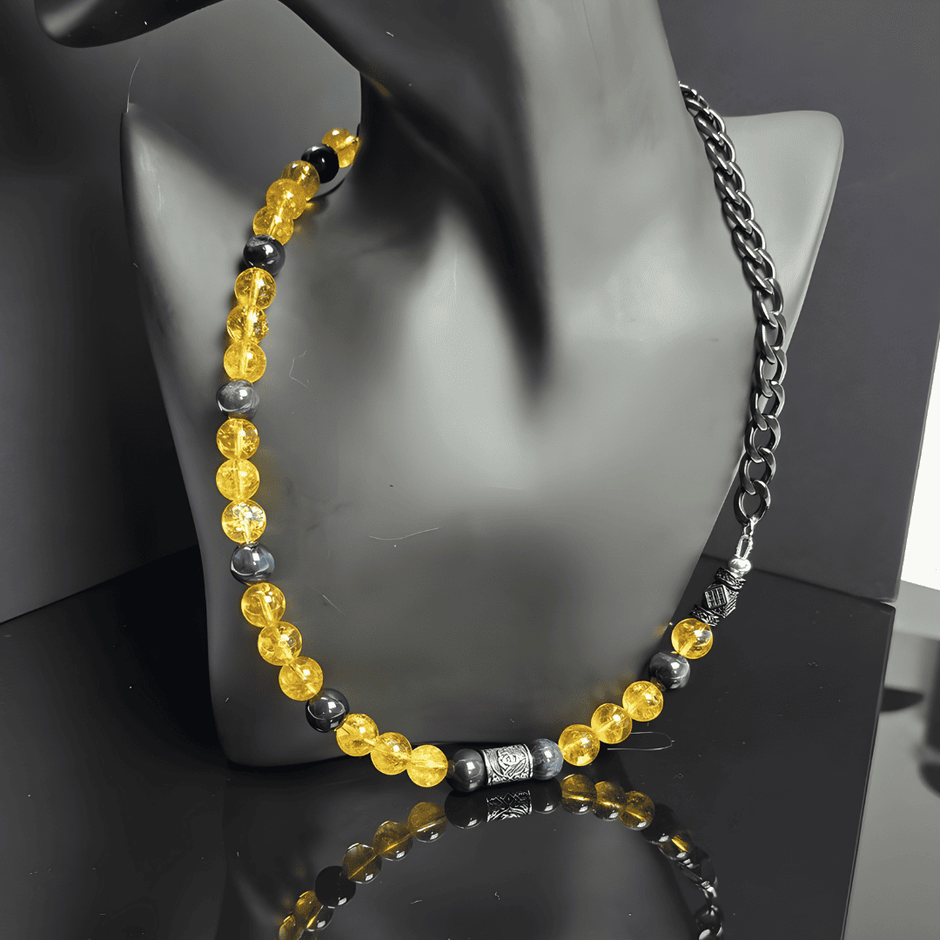 Herren Halskette mit Citrin- und Achat-Steinperlen, kombiniert mit schwarzer Edelstahlkette und asymmetrischem Design, handgefertigt in der Schweiz. Modern, langlebig und stilvoll – perfekt für lässige oder elegante Anlässe.