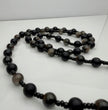 Handgefertigte Herren-Steinperlenkette mit matten Onyx-Perlen, schimmerndem Rauchquarz und einem großen geschliffenen Achat-Scheibenanhänger. Ein maskulines Accessoire, das Eleganz und Natürlichkeit verbindet.