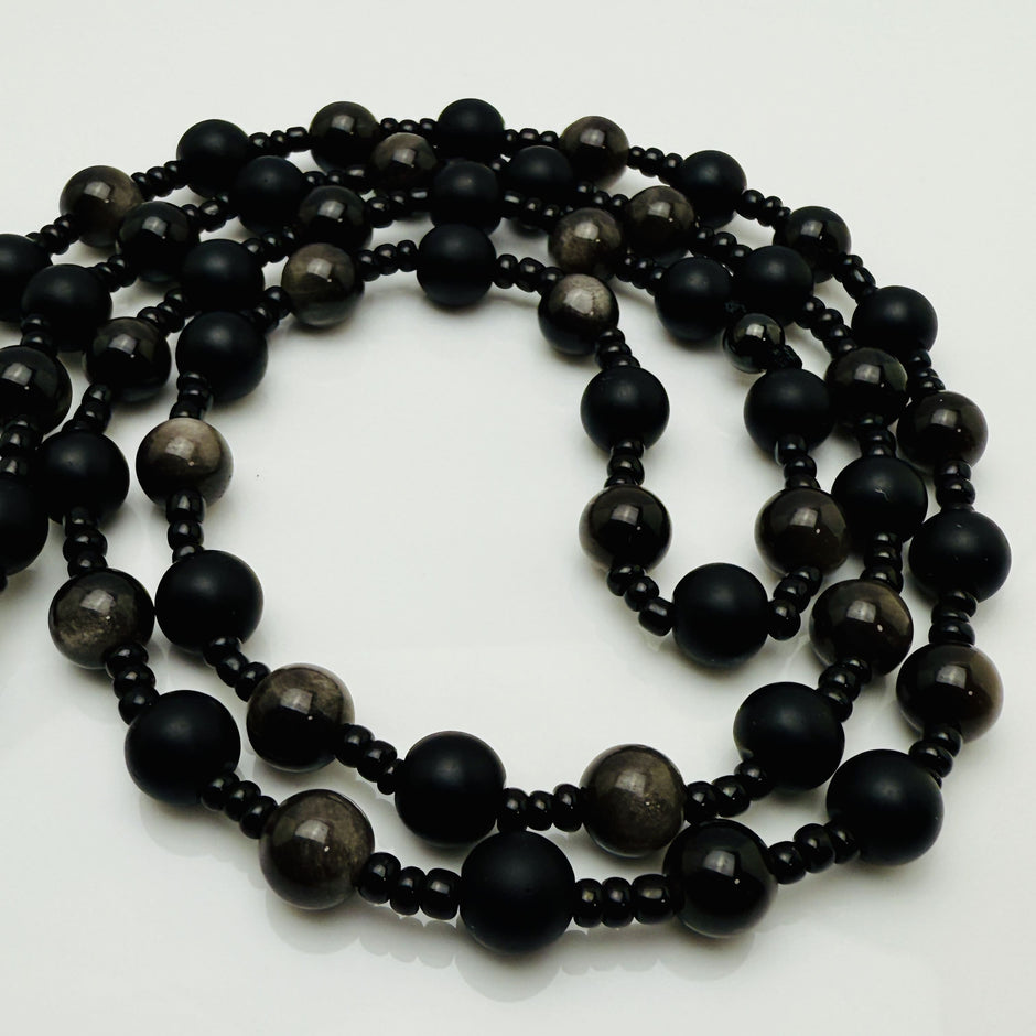 Handgefertigte Herren-Steinperlenkette mit matten Onyx-Perlen, schimmerndem Rauchquarz und einem großen geschliffenen Achat-Scheibenanhänger. Ein maskulines Accessoire, das Eleganz und Natürlichkeit verbindet.