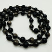 Handgefertigte Herren-Steinperlenkette mit matten Onyx-Perlen, schimmerndem Rauchquarz und einem großen geschliffenen Achat-Scheibenanhänger. Ein maskulines Accessoire, das Eleganz und Natürlichkeit verbindet.